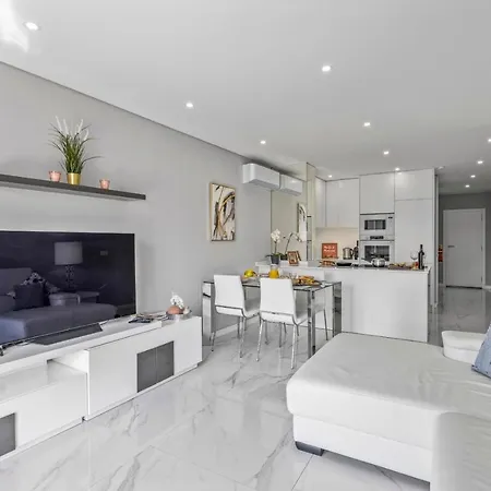 Modern With Pool & Garden - Close To Marina Apartment