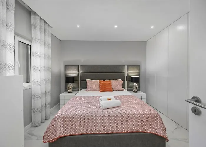 Apartman Modern With Pool & Garden - Close To Marina