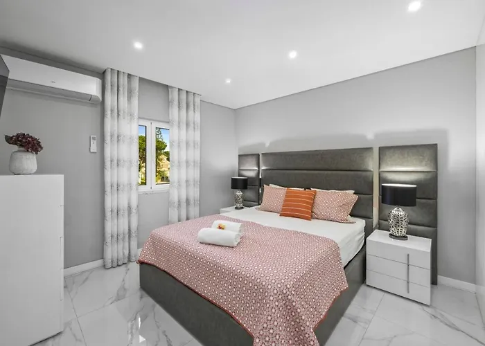 Modern With Pool & Garden - Close To Marina *