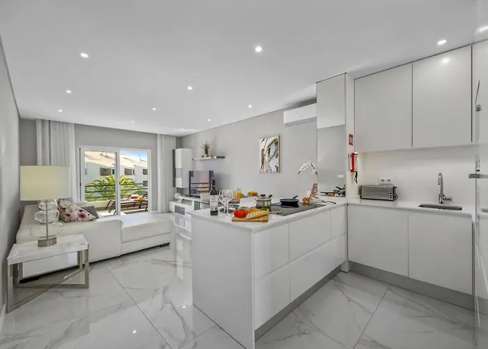 Apartman Modern With Pool & Garden - Close To Marina