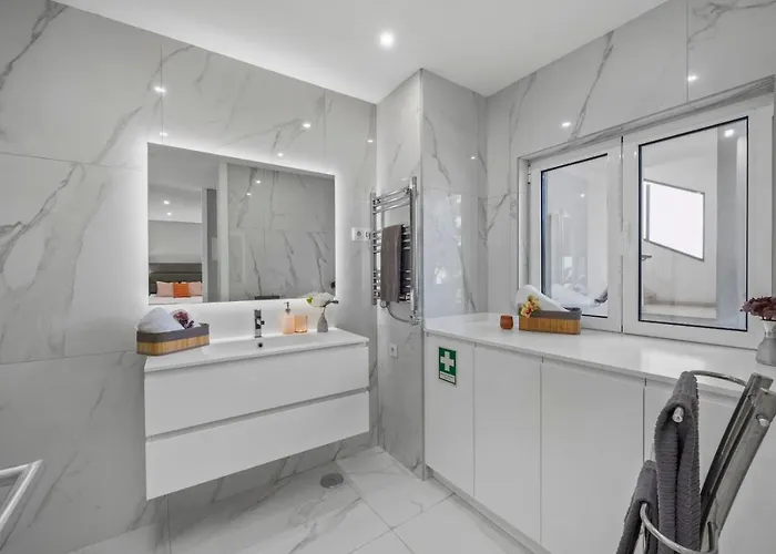 Modern With Pool & Garden - Close To Marina